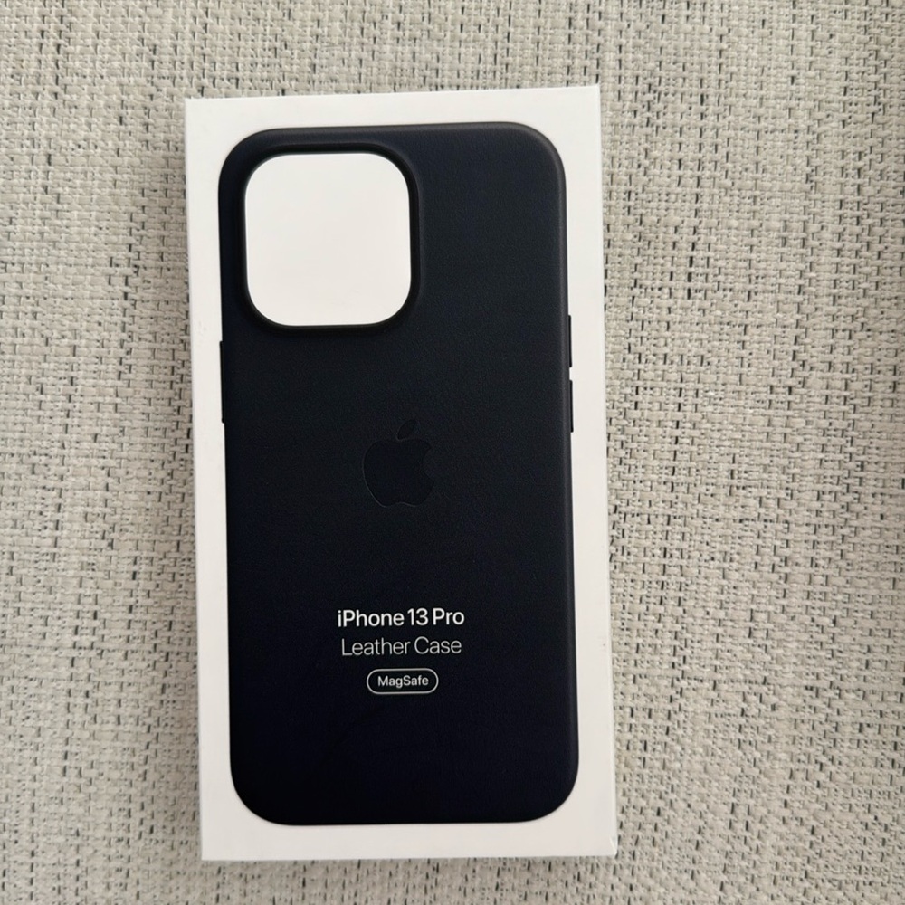 Apple iPhone 13 Pro Leather MagSafe Case